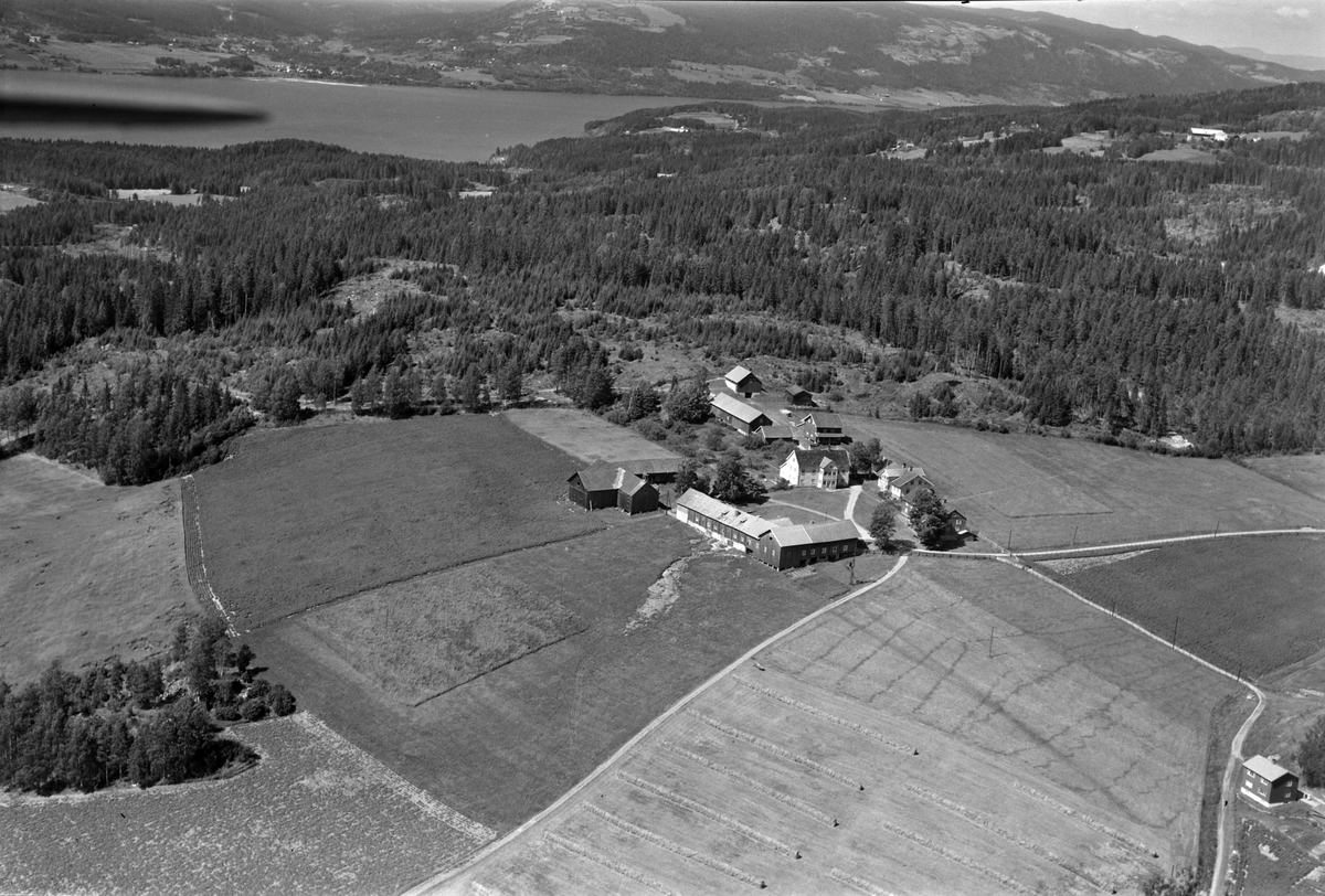 Widerøes Flyveselskap A/S, Flyfoto av Hundskjold gard, Brøttum, Ringsaker.
