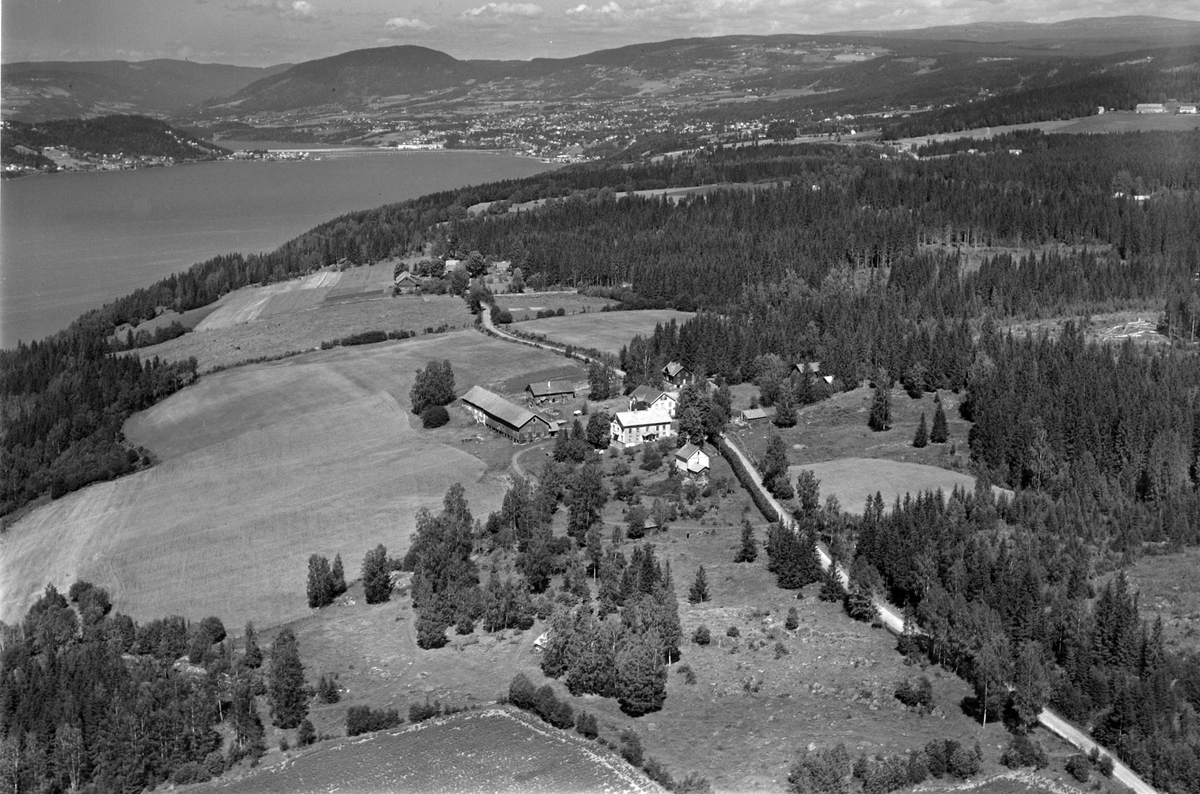 Widerøes Flyveselskap A/S, Flyfoto av Skog gard, Brøttum, Ringsaker.
