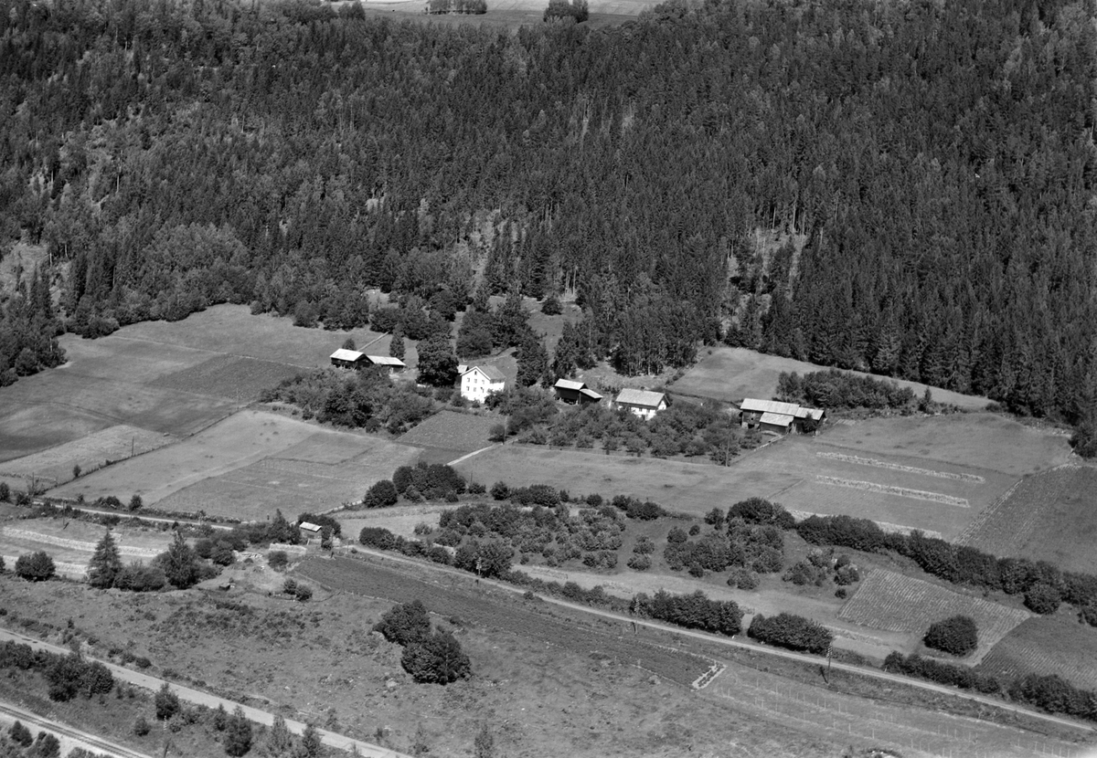 Widerøes Flyveselskap A/S, Flyfoto av Øgarden, Brøttum, Ringsaker.