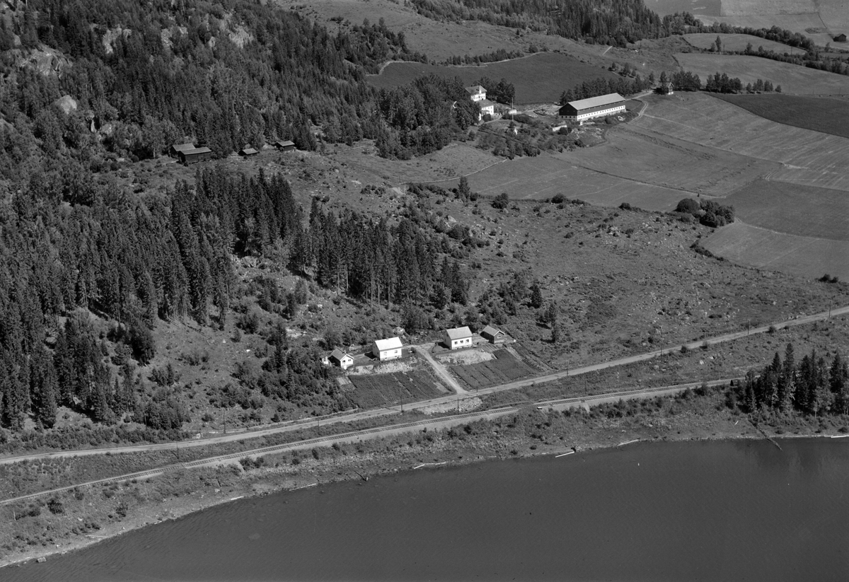 Widerøes Flyveselskap A/S, Flyfoto av bebyggelse ved gamle riksveg 50, Berg store (Nordberg) i bakgrunnen.