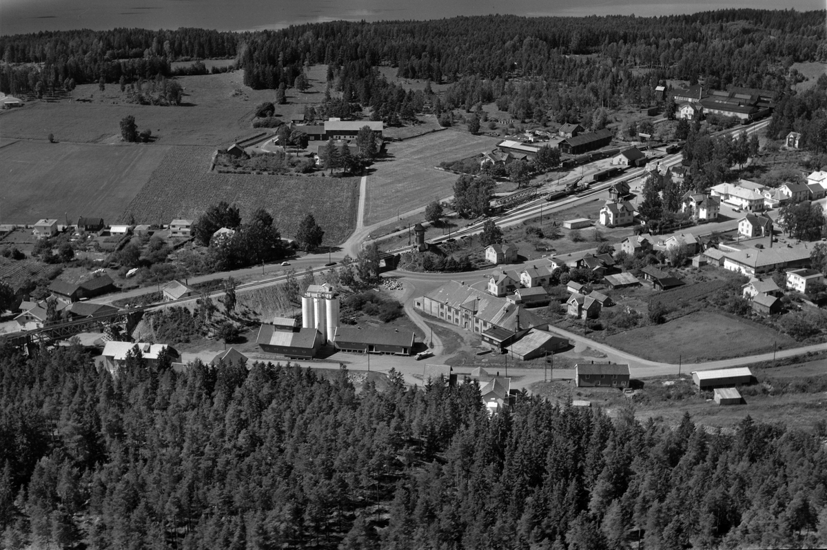 Widerøes Flyveselskap A/S, Flyfoto av Brovold mølle og Norsk Knekkebrødfabrikk, Moelv sentrum, oversikt.