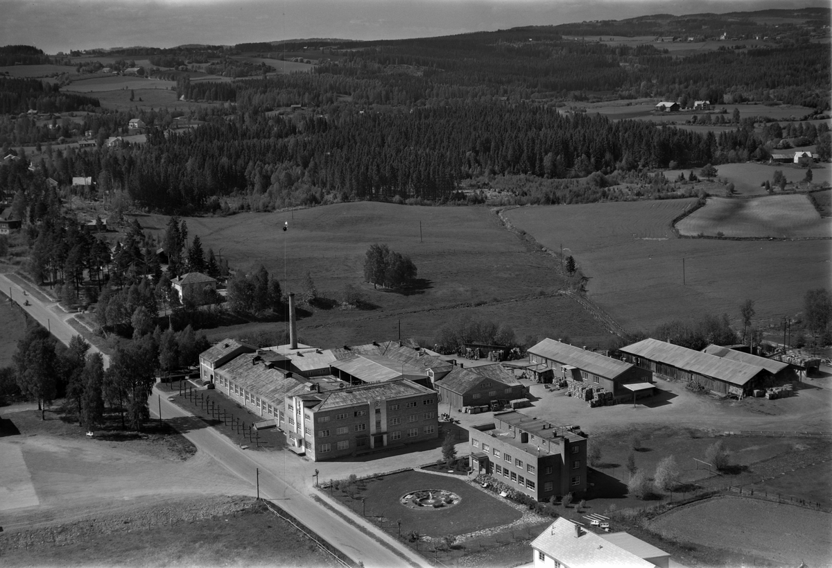Widerøes Flyveselskap A/S, Flyfoto av Nora Fabrikker A/S, Brumunddal.