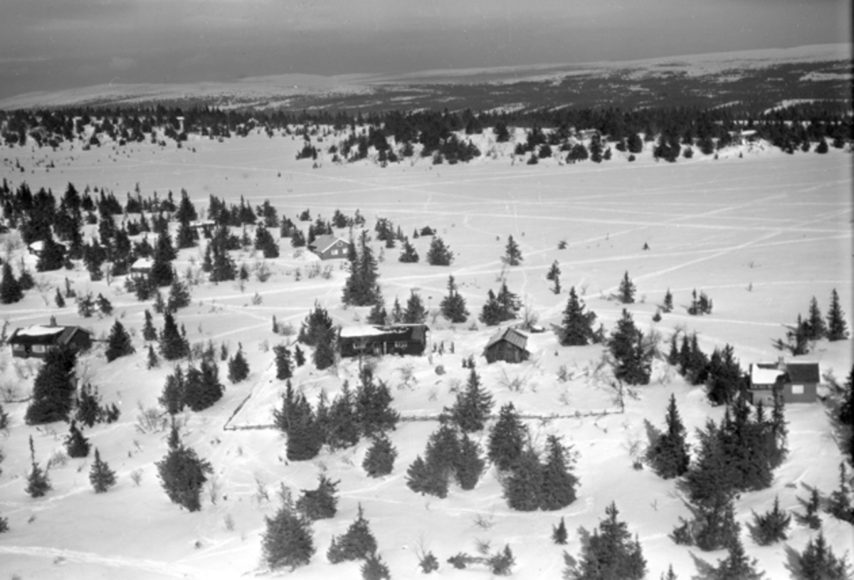 Widerøes Flyveselskap A/S, Flyfoto av bebyggelse i vinterlandskap på Ljøsheim, Ringsaker Almenning.