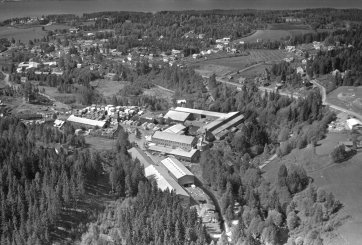 Widerøes Flyveselskap A/S, Flyfoto av Moelven Brug A/S, Anderkvern, Ringsaker.