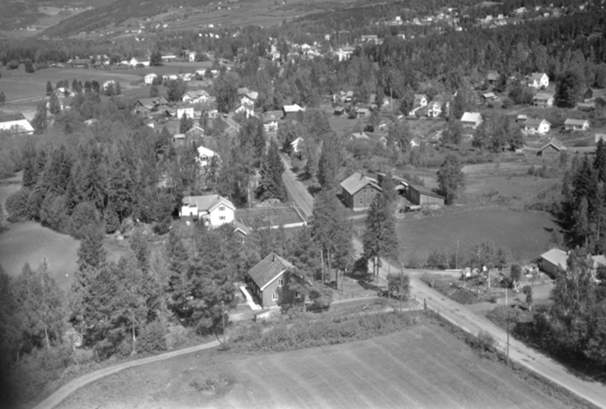 Widerøes Flyveselskap A/S, Flyfoto av bebyggelse ved Ødegårdstoppen, Moelv, Ringsaker.