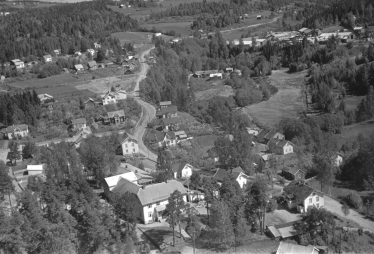 Widerøes Flyveselskap A/S, Flyfoto av Folkets Hus, bebyggelse ved Åsmarkvegen, Moelv, Ringsaker.