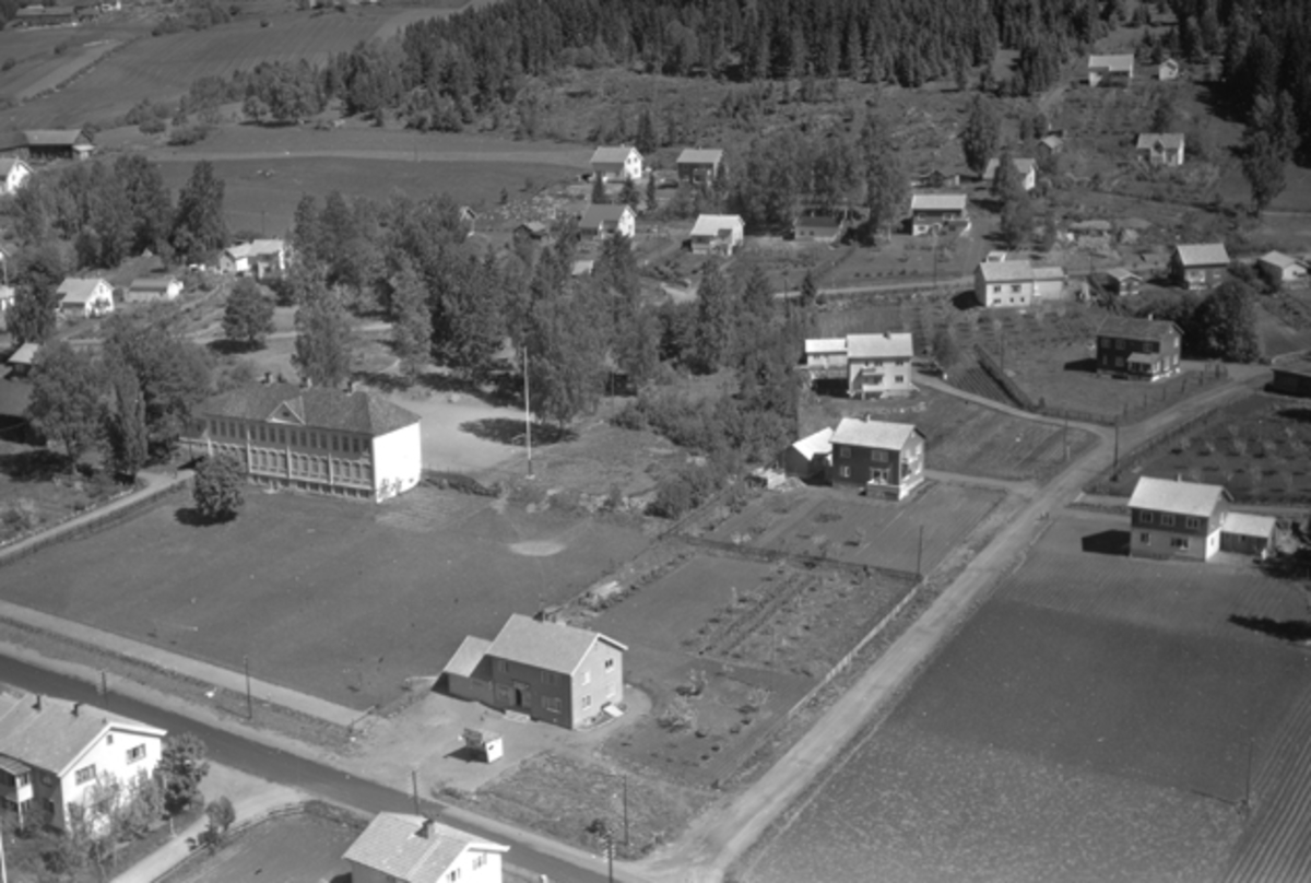 Widerøes Flyveselskap A/S, Flyfoto av Kilde skole, Moelv, Ringsaker og bebyggelsen rundt.