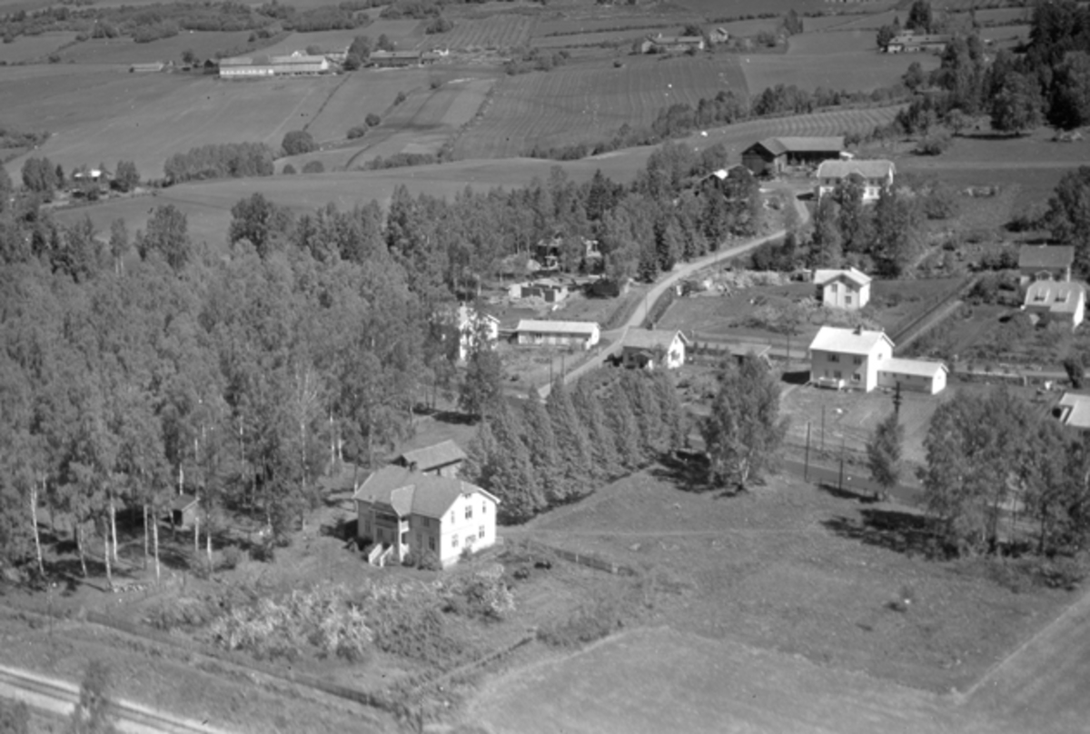 Widerøes Flyveselskap A/S, Flyfoto av Storgata, Moelv, Ringsaker og bebyggelsen nord for Kilde skole.