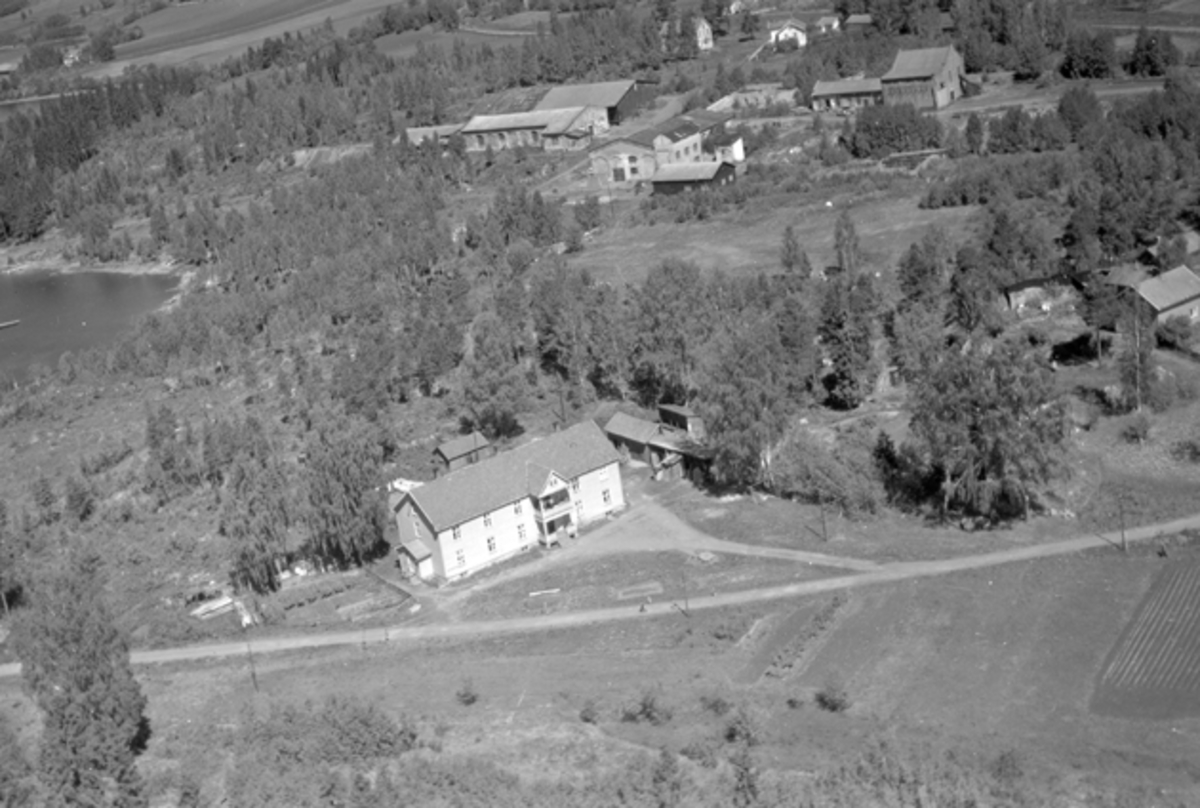 Widerøes Flyveselskap A/S, Flyfoto av arbeiderboligen til Moelv Cellulosefabrikk, Moelv, Ringsaker.