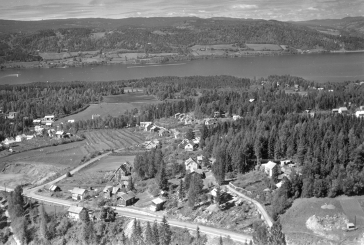 Widerøes Flyveselskap A/S, Flyfoto av Åsmarkvegen, Solåsvegen og Pinnerudvegen, Moelv, Ringsaker.