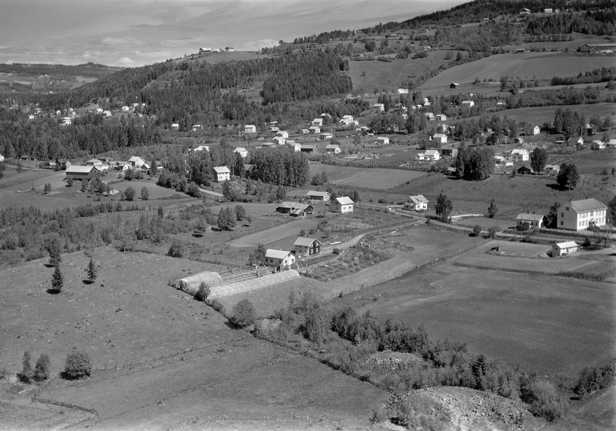 Widerøes Flyveselskap A/S, Flyfoto av Ingvoldstad gartneri, Mørkved skole, Kongsvegen i Brumunddal.