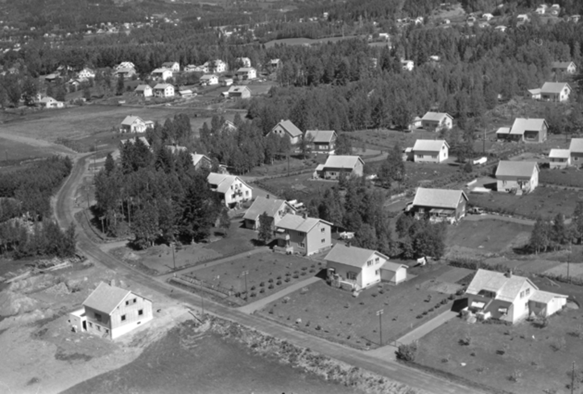 Widerøes Flyveselskap A/S, Flyfoto av Parkvegen, Nerkvern, Brumunddal.