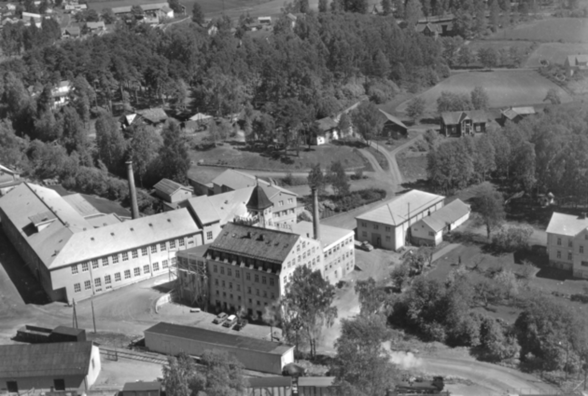 Widerøes Flyveselskap A/S, Flyfoto av Brumunddal med Høyens Konfeksjonsfabrikk og Potetmjølfabrikken.