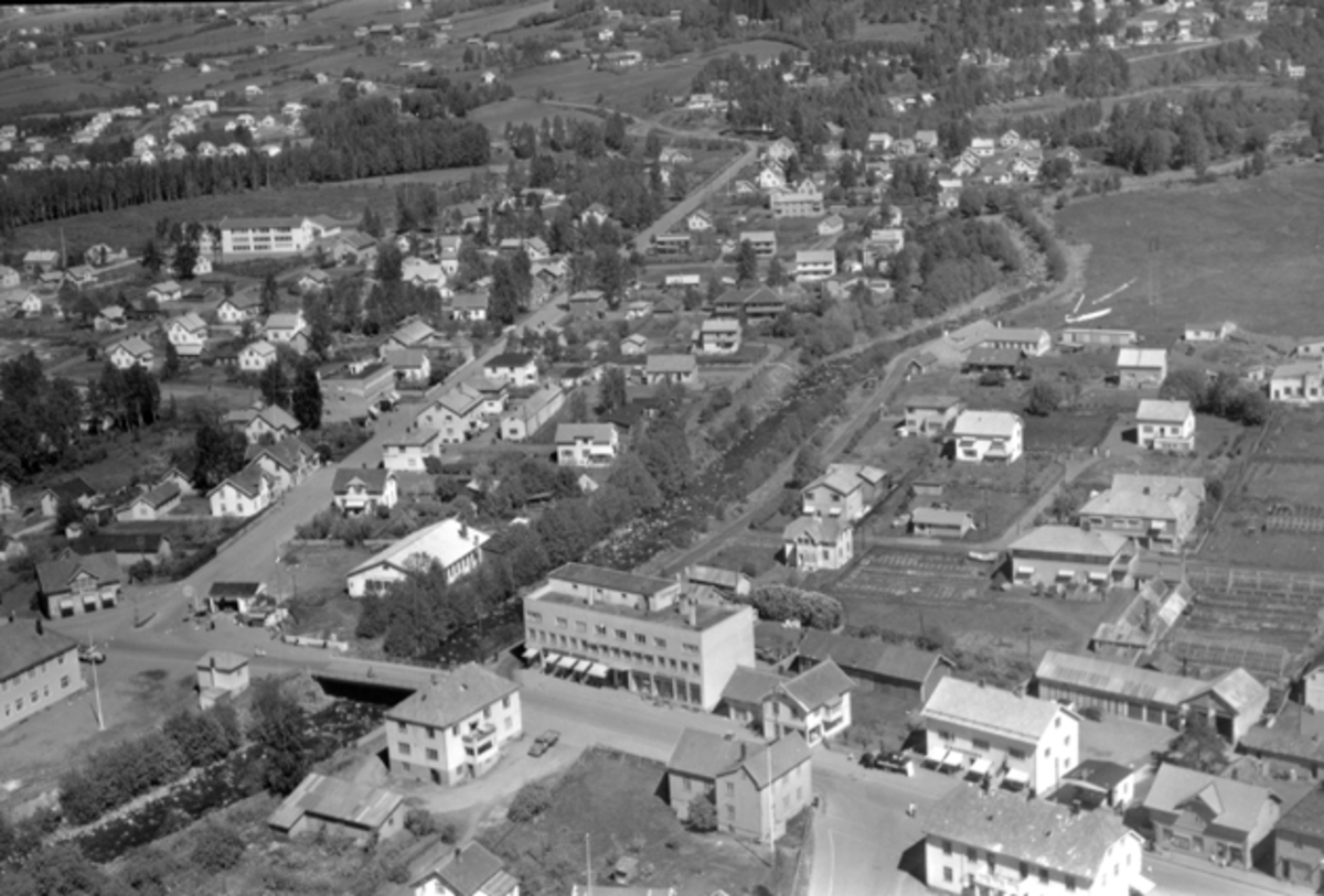 Widerøes Flyveselskap A/S, Flyfoto av Brumunddal sentrum, Brumunda, Veldresiden, Furnessiden.