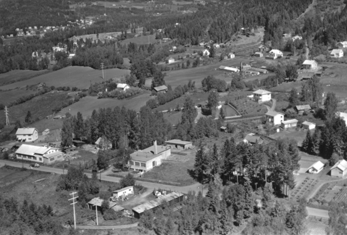 Widerøes Flyveselskap A/S, Flyfoto av Furnesvegen, Brumunddal. Til venstre er Mühlbradts bilverksted og trevarefabrikken.