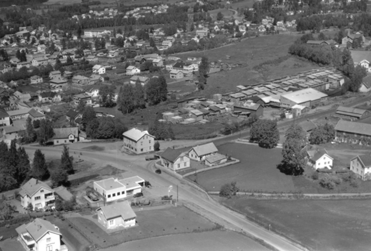 Widerøes Flyveselskap A/S, Flyfoto av Brumunddal med Buttekvern mølle, Kolloen kolonial, Telegrafstasjonen, Shell bensinstasjon, Lundby bruk.