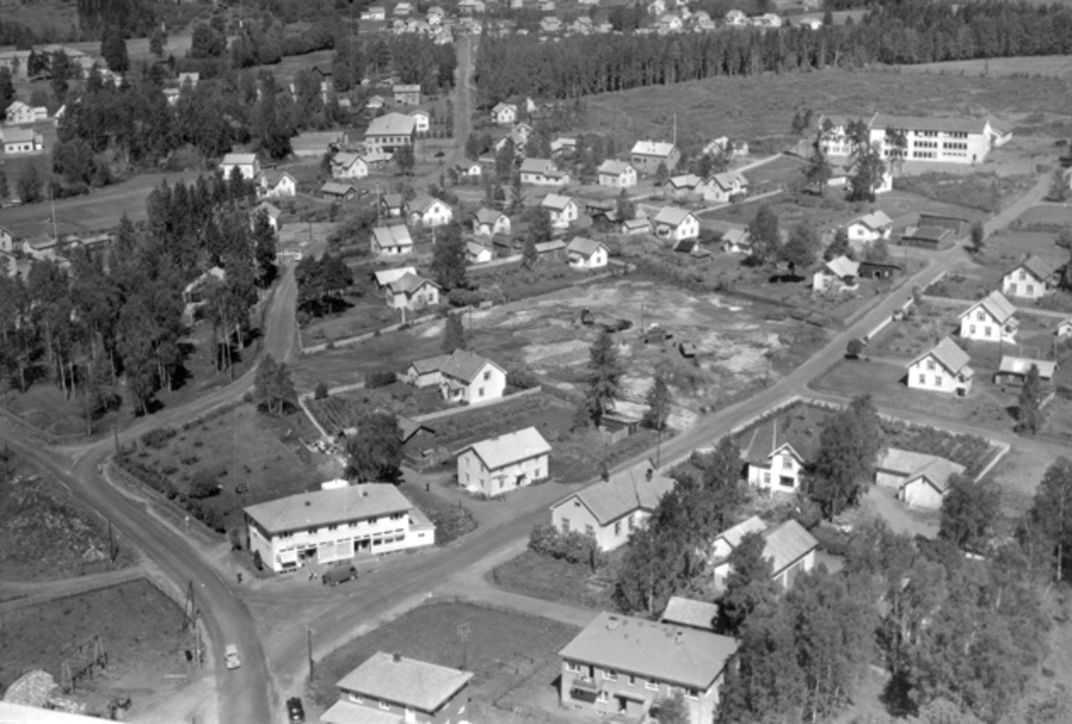 Widerøes Flyveselskap A/S, Flyfoto av bebyggelse i Skolevegen, Bakkehaugvegen, Brumunddal.