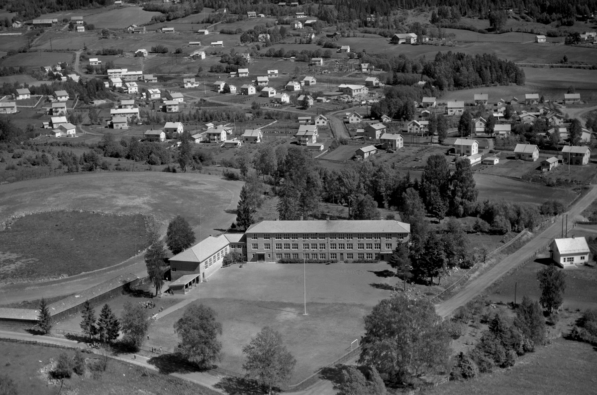 Widerøes Flyveselskap A/S, Flyfoto av Fagerlund skole, bebyggelse i Fagerlundvegen, Bekkevegen, Bakkehaugen, Kinabyen, Brumunddal.