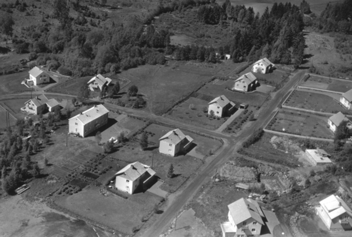 Widerøes Flyveselskap A/S, Flyfoto av Bakkehaugen, Kinabyen, Brumunddal.