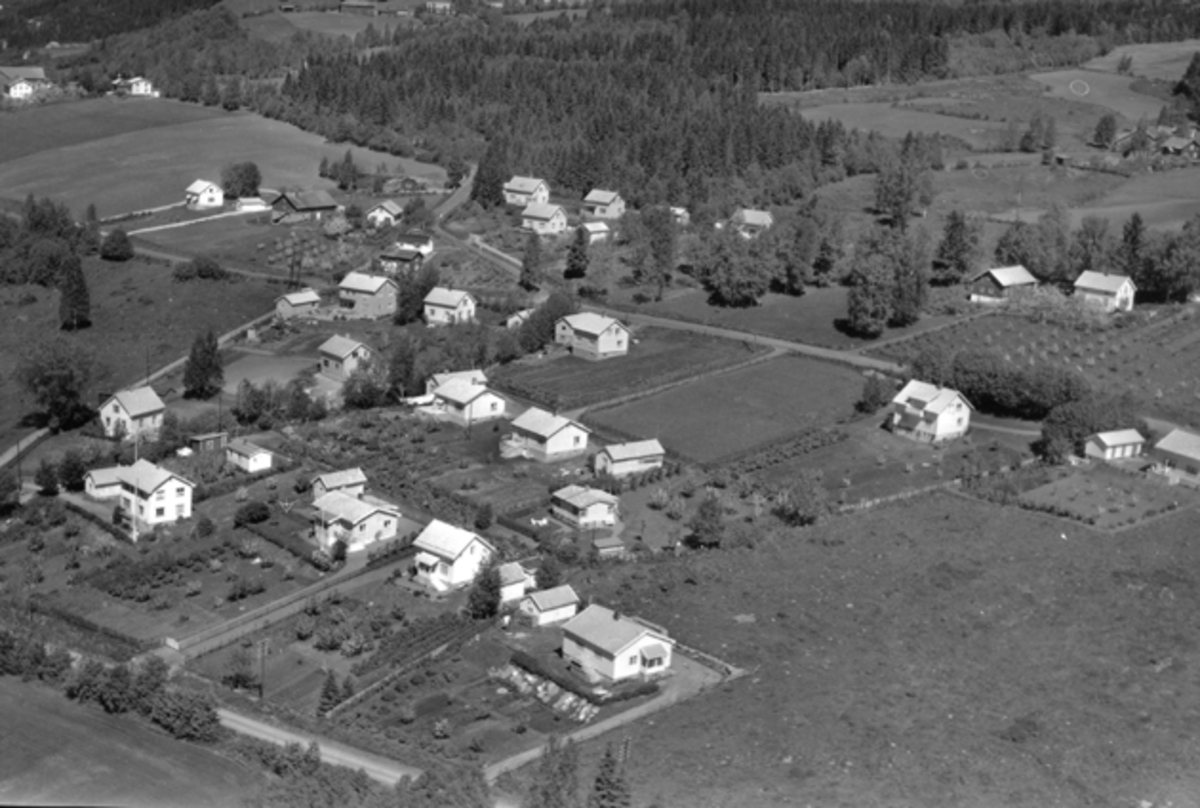 Widerøes Flyveselskap A/S, Flyfoto av bebyggelse, Stenbekk, Brumunddal.