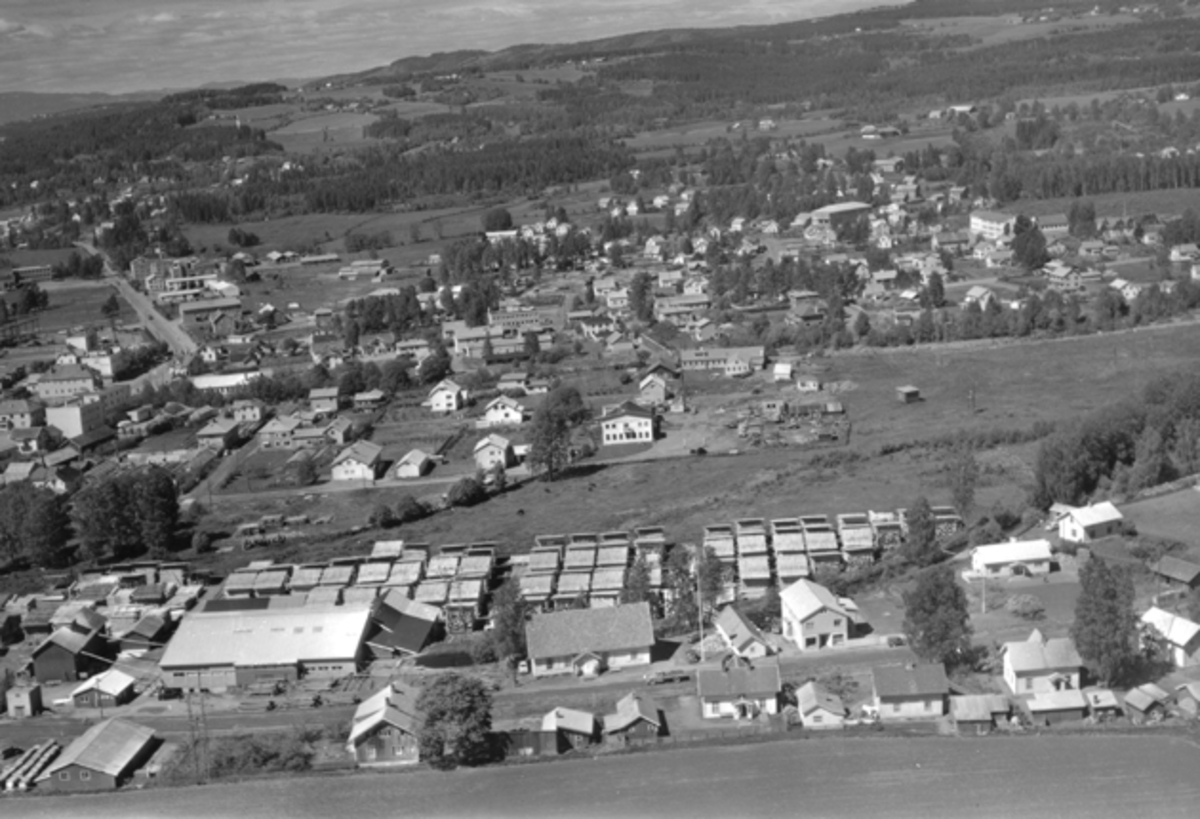 Widerøes Flyveselskap A/S, Flyfoto av Brumunddal, Lundby bruk, Mausetvegen, sentrum og Veldre.