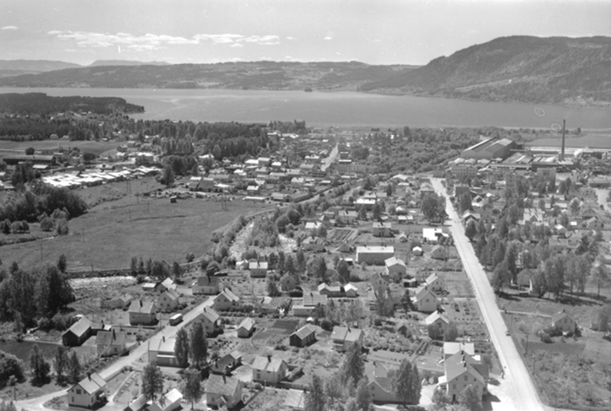 Widerøes Flyveselskap A/S, Flyfoto av Berger Langmoensveg, Brumunddal. Mjøsa og Bangsberget i bakgrunn.