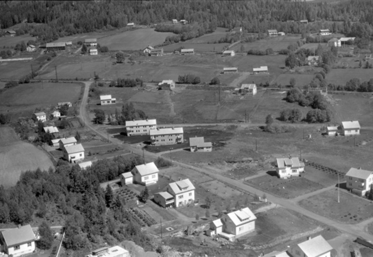 Widerøes Flyveselskap A/S, Flyfoto av Byflatvegen, Veldrevegen, Rostad, Brumunddal.