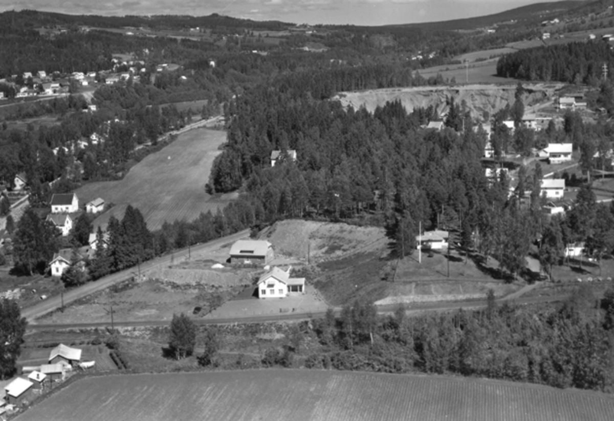 Widerøes Flyveselskap A/S, Flyfoto av Brumunddal. Kirkevegen, Nordåsvegen, Svestad skole.