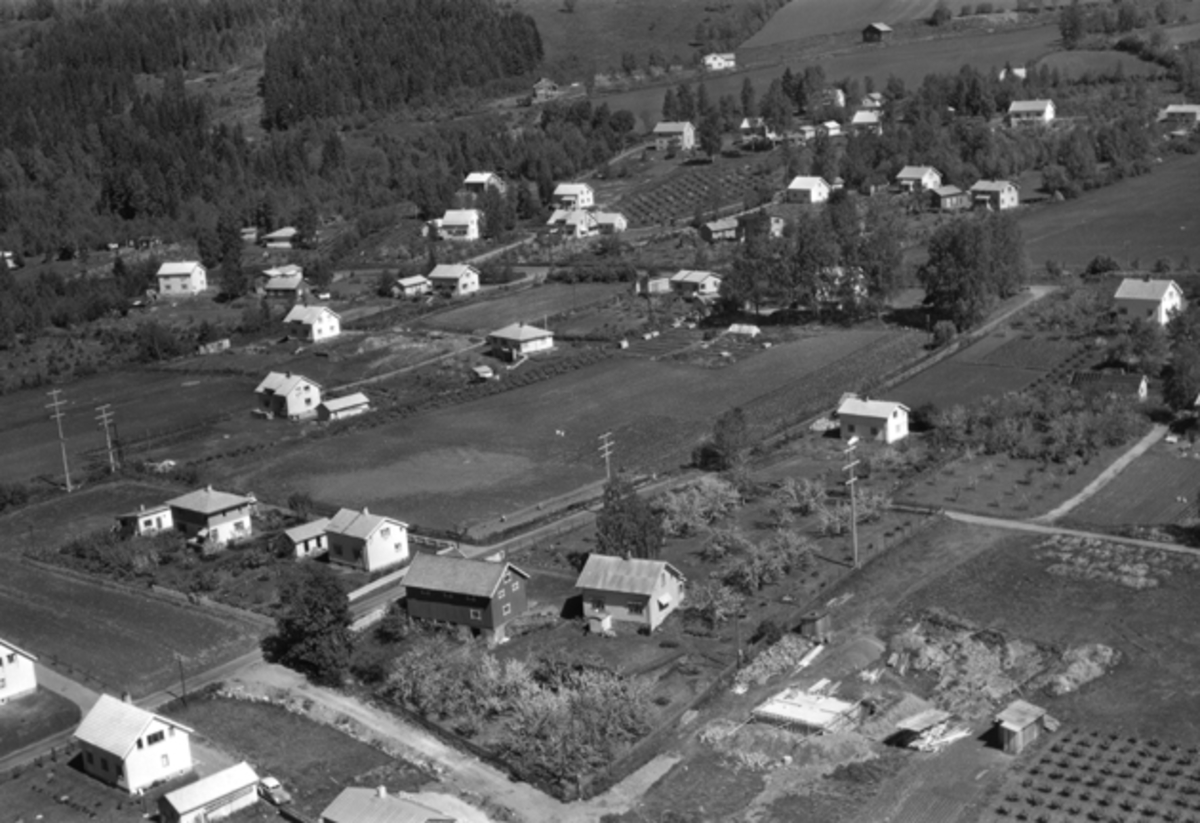 Widerøes Flyveselskap A/S, Flyfoto av Kongelholgutua, Østgårdvegen, Brumunddal.