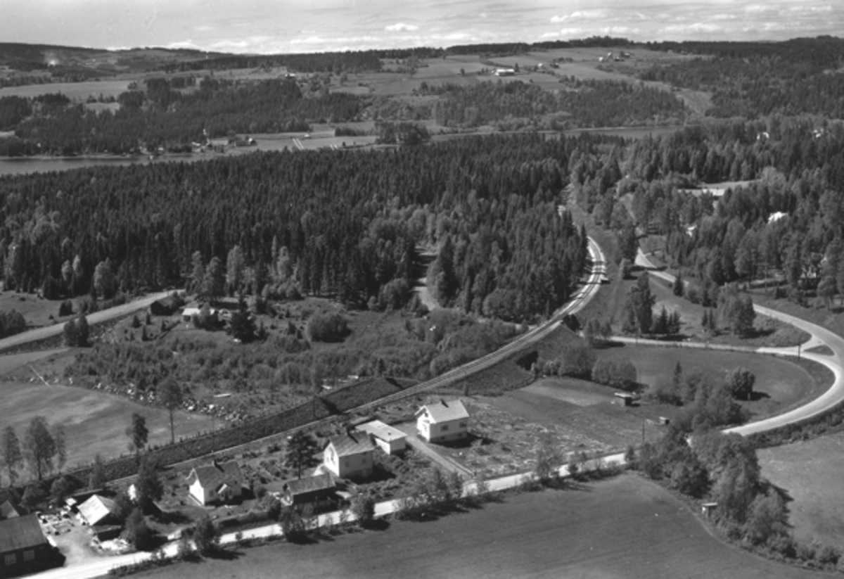 Widerøes Flyveselskap A/S, Flyfoto av Fremstadvegen, Brumunddal.