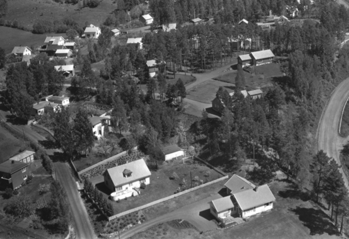 Widerøes Flyveselskap A/S, Flyfoto av bebyggelse, Knippa, Narudvegen, Brumunddal.