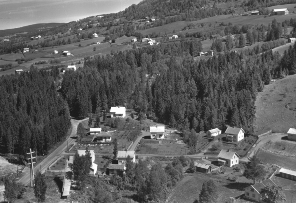 Widerøes Flyveselskap A/S, Flyfoto av Nordåsvegen, Bekkevoldvegen, Brumunddal.