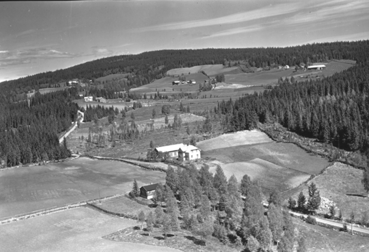 Widerøes Flyveselskap A/S, Flyfoto av Brenna gard, langs vegen mot Brattberg, Nybygda, Ringsaker.