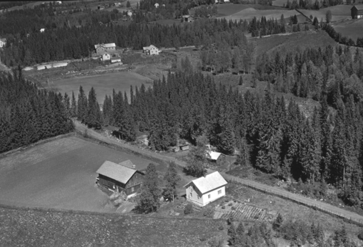 Widerøes Flyveselskap A/S, Flyfoto av Fredlund, Nybygda, Ringsaker. Nybygda IL sitt klubbhus i bakgrunn.