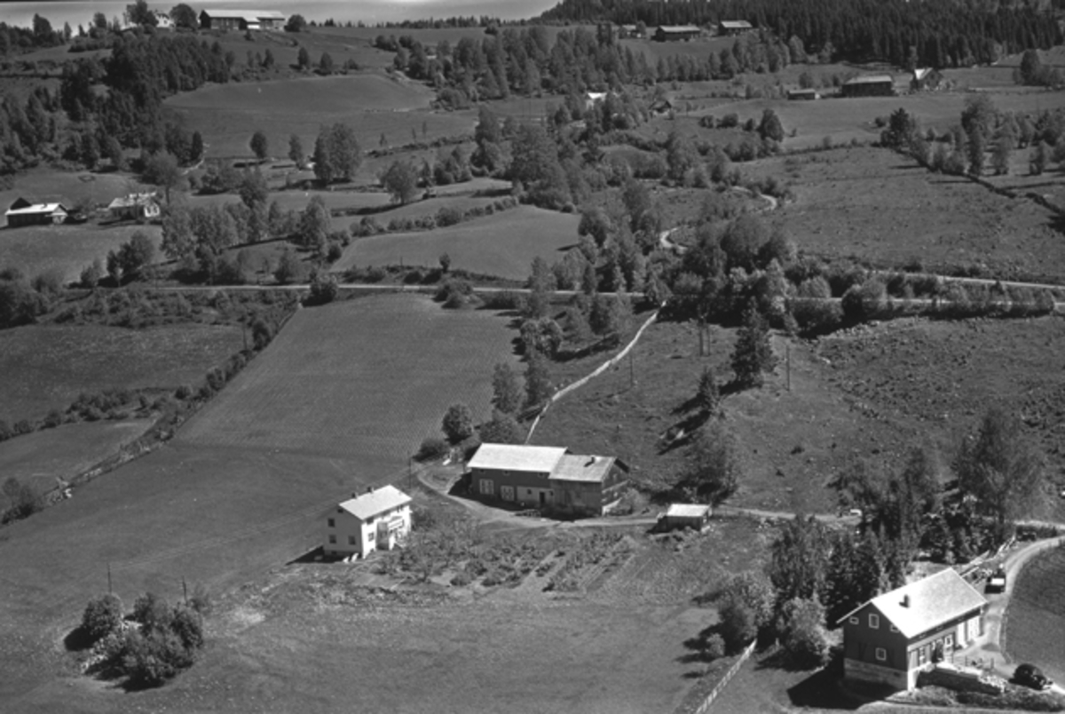 Widerøes Flyveselskap A/S, Flyfoto av Nordåsen mellom Brumunddal og Nybygda. Hovde ligger øverst på toppen. Til venstre Berger og i front nedenfor Nordåsvegen Brattengen