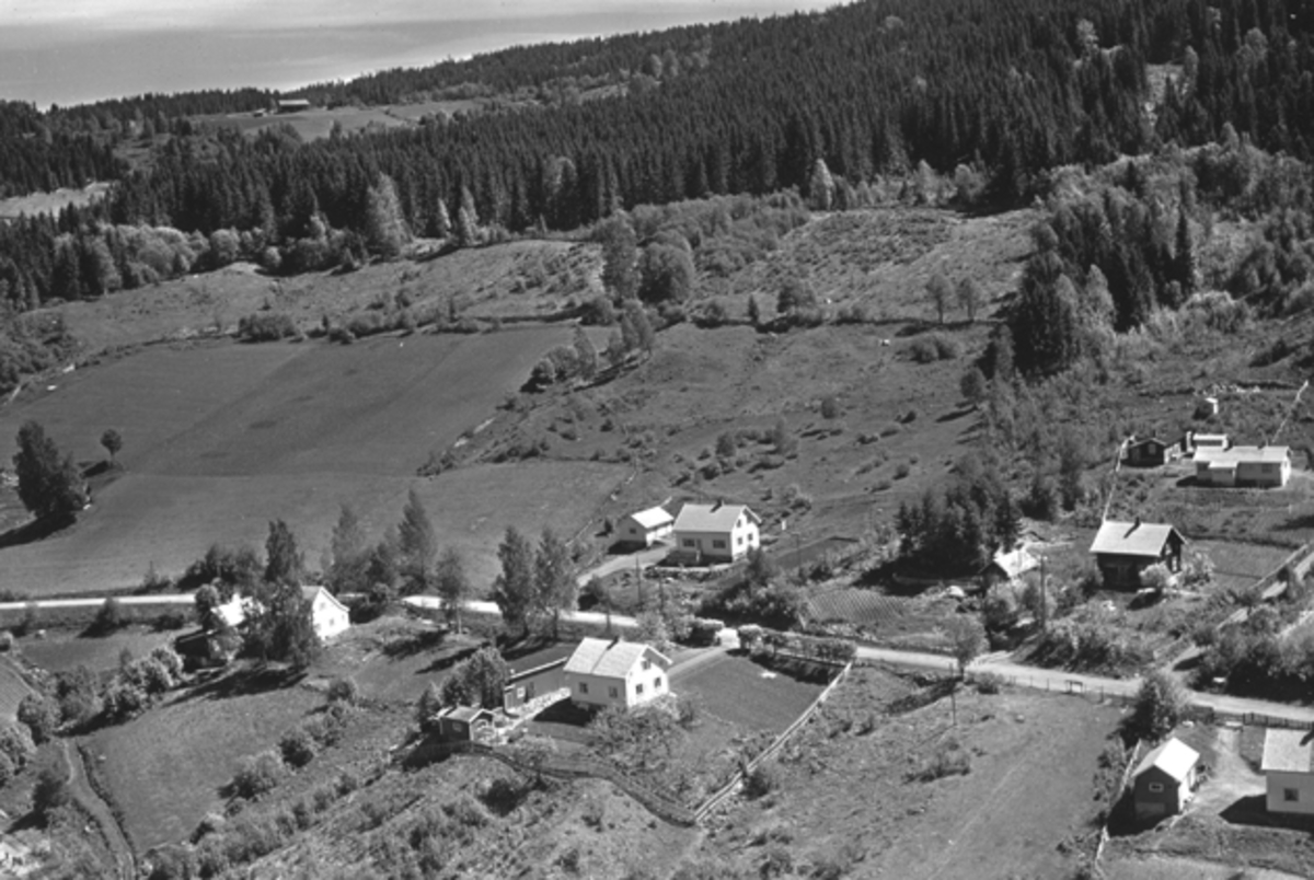 Widerøes Flyveselskap A/S, Flyfoto av bebyggelse, Nordåsvegen, Brumunddal.