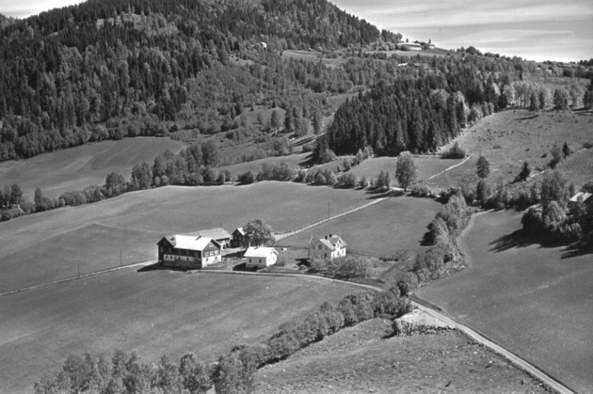 Widerøes Flyveselskap A/S, Flyfoto av Almerud gard, Brumunddal.