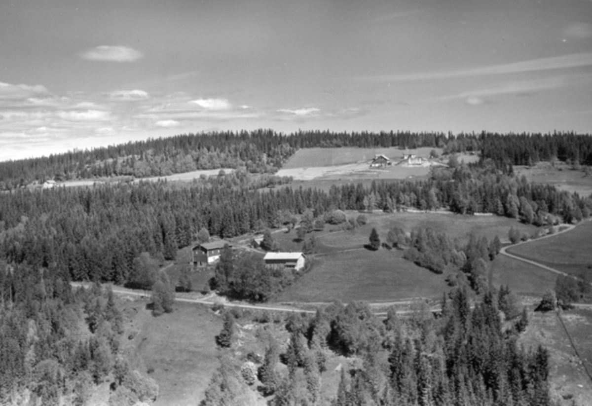 Widerøes Flyveselskap A/S, Flyfoto av Krohnsbakken, Veldre, Ringsaker. Tanga i bakgrunn.