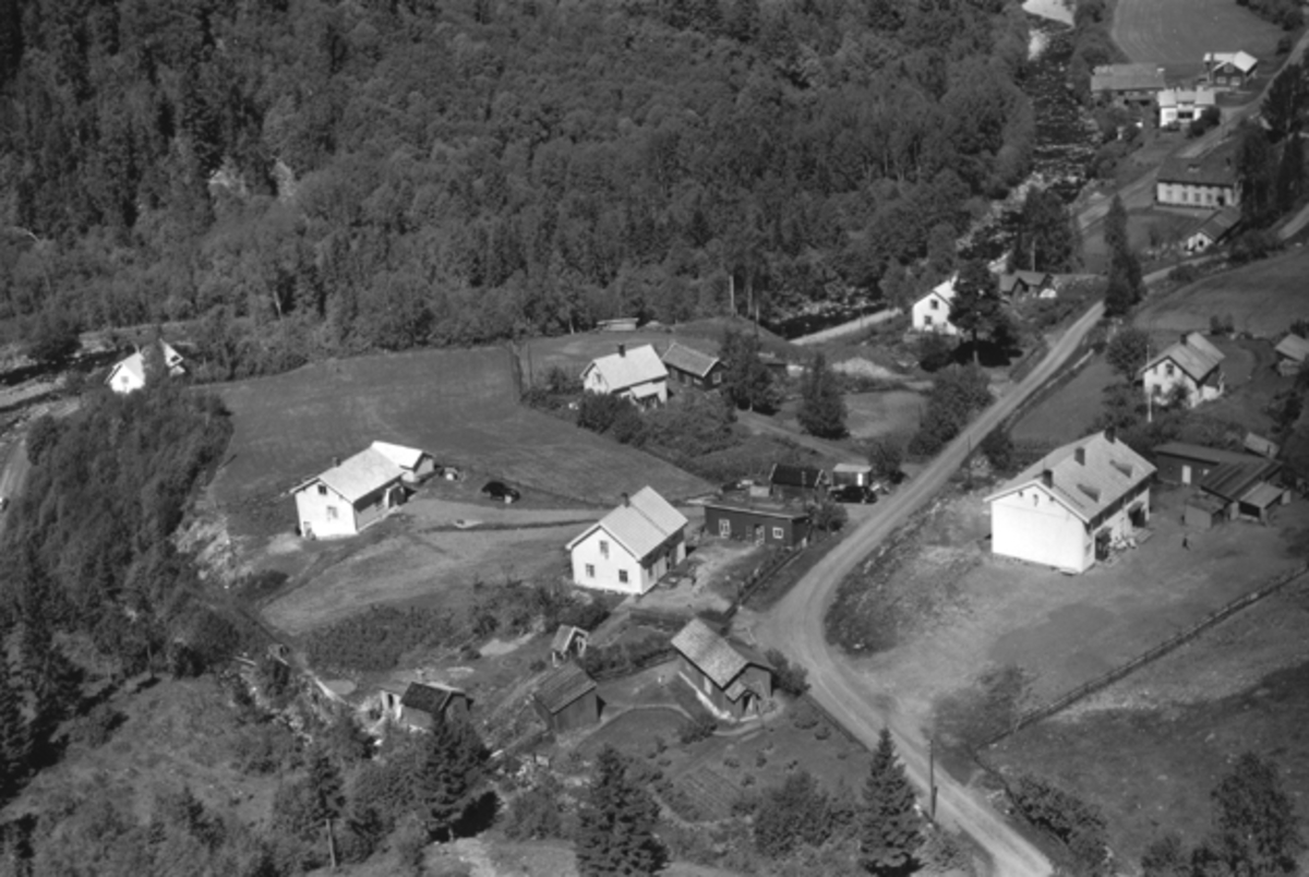 Widerøes Flyveselskap A/S, Flyfoto av bebyggelse i Djupdalen ved Prestseter gard, Brumunddal.