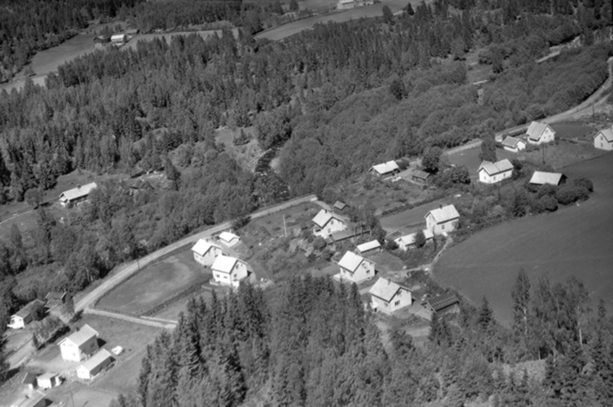 Widerøes Flyveselskap A/S, Flyfoto av bebyggelse i Djupdalen, Mausetvegen, Brumunddal.