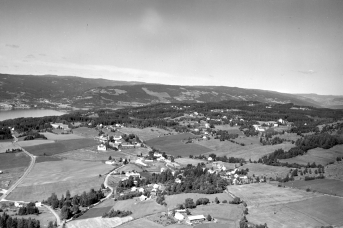 Widerøes Flyveselskap A/S, Flyfoto av bebyggelse, Brøttum, Ringsaker.