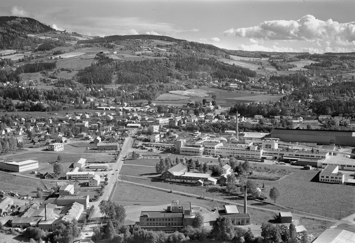 Widerøes Flyveselskap A/S, Flyfoto av Brumunddal sentrum, Ringsakervegen, Nora Fabrikker, Hedmark tørrmelk, Granerud gard, Berger LAngmoen A/S.