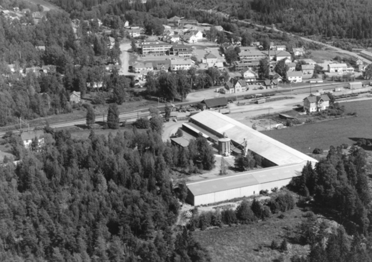 Widerøes Flyveselskap A/S, Flyfoto av Moelv stasjon, bebyggelse i sentrum, Ringsaker.