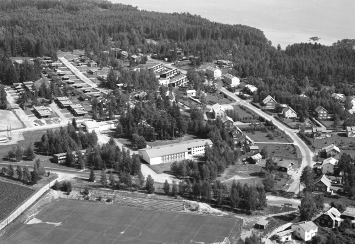 Widerøes Flyveselskap A/S, Flyfoto av Moelv Videregående skole, Realskole, Moelv, Ringsaker.