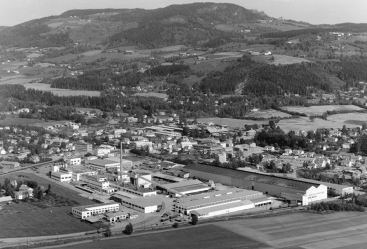 Widerøes Flyveselskap A/S, Flyfoto av Berger Langmoen A/S, Brumunddal sentrum, Høsbjøråsen.