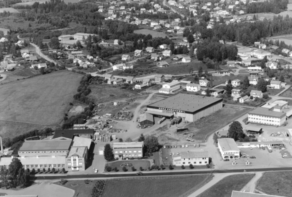 Widerøes Flyveselskap A/S, Flyfoto av Nora Fabrikker A/S, Ringsakervegen, Fagerlundvegen, Brumunddal.