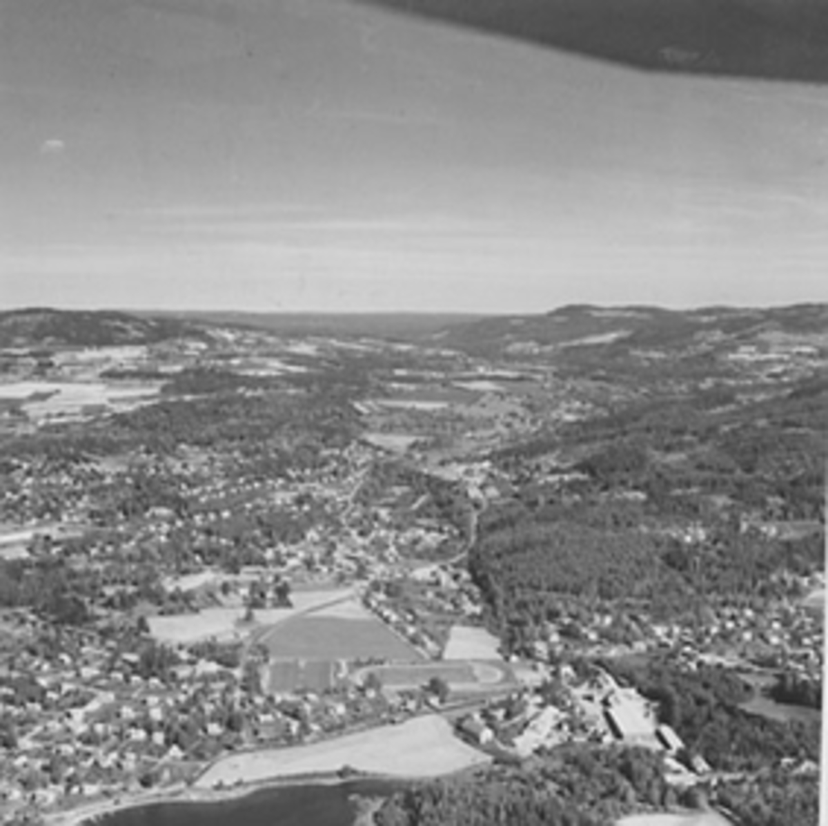 Widerøes Flyveselskap A/S, Flyfoto av Moelv med omegn. Tatt fra stor høyde.