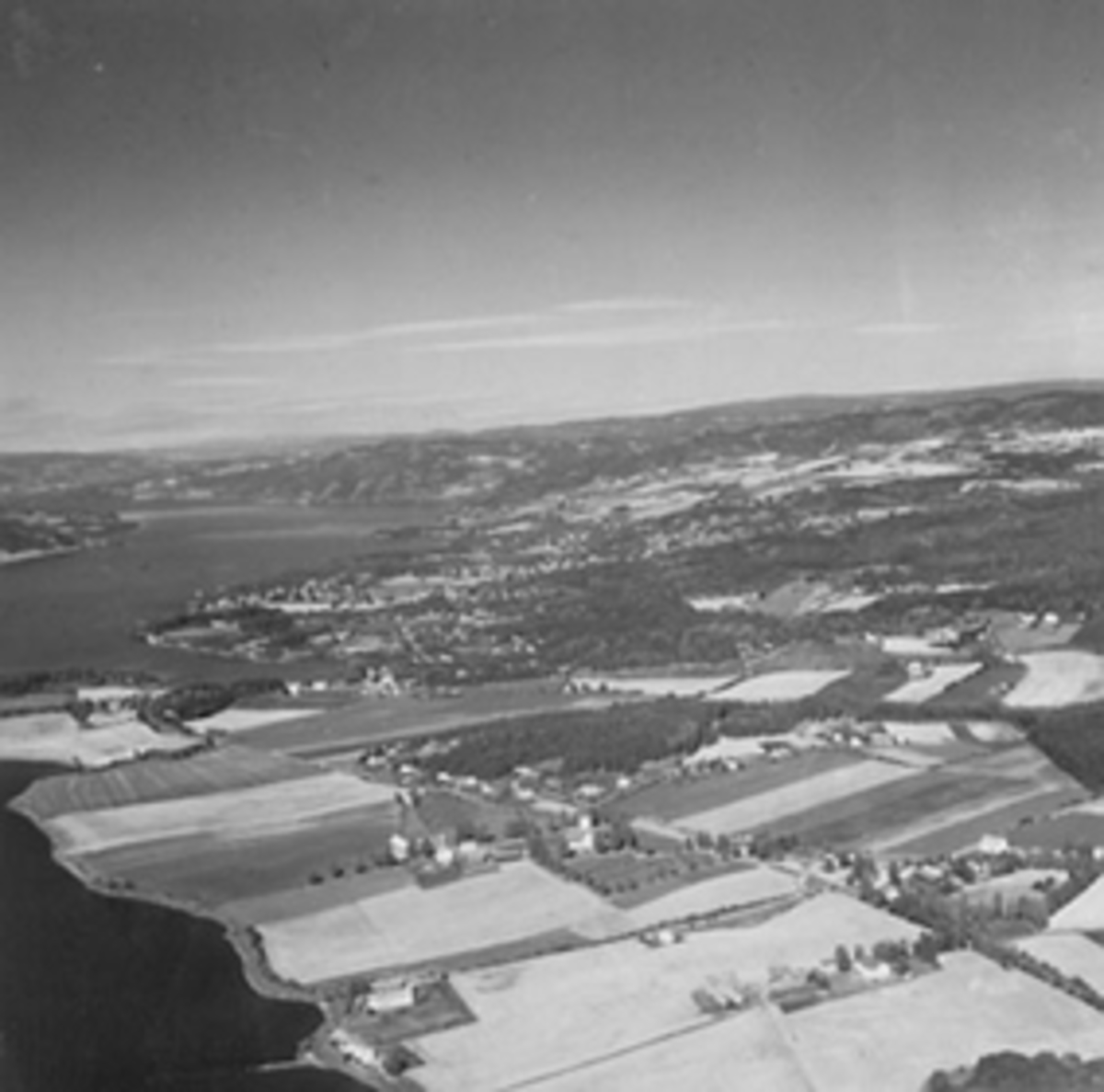 Widerøes Flyveselskap A/S, Flyfoto av Ringsaker kirke med Moelv og Ring i bakgrunnen. Mjøsa.