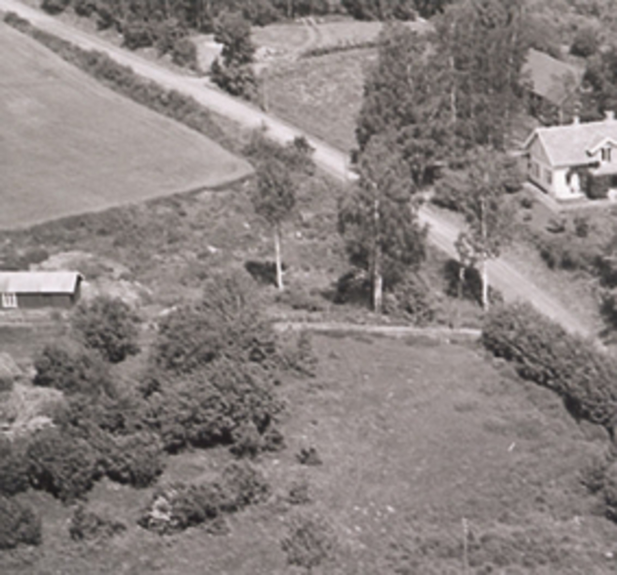 Widerøes Flyveselskap A/S, Flyfoto av bolig langs Jessnesvegen ved Vesle-Ile, Jessnes, Ringsaker.