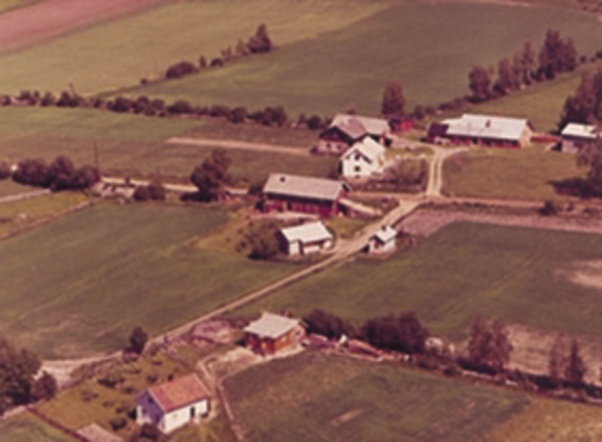 Widerøes Flyveselskap A/S, Flyfoto av Lillesveen, Brumunddal.